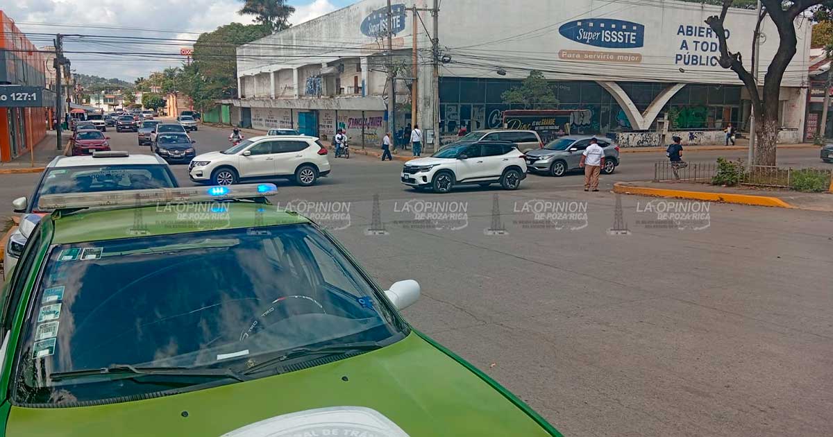 Mejoran la vialidad y previenen accidentes dando mantenimiento a semáforos Mejoran la vialidad y previenen accidentes dando mantenimiento a semáforos