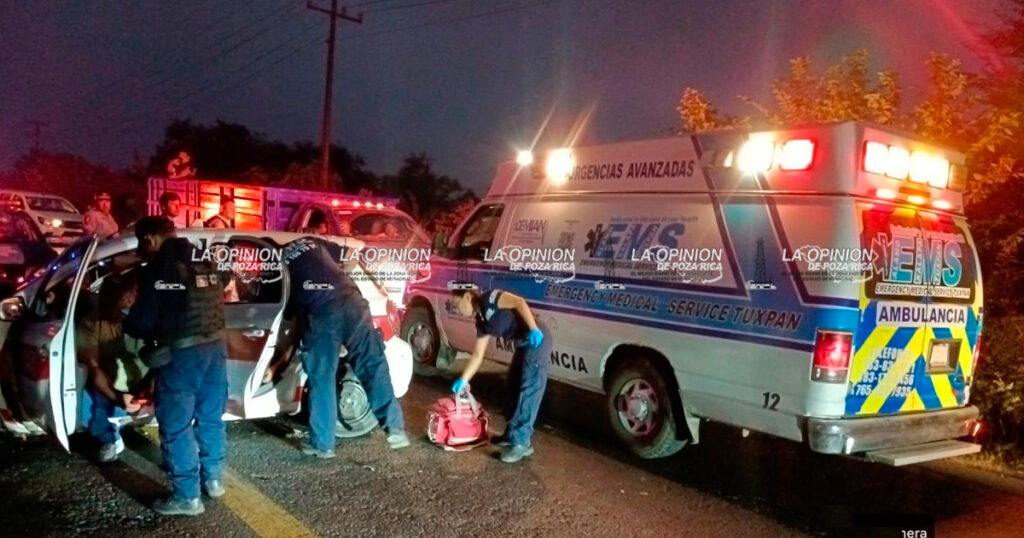Taxi contra tractor; cinco lesionados Taxi contra tractor; cinco lesionados