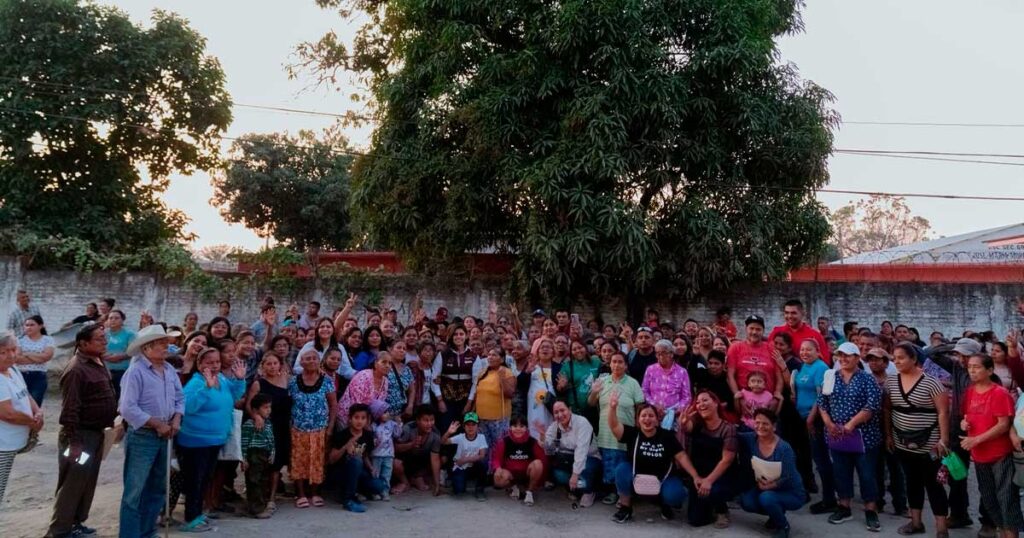 Adanely Rodríguez recorre la colonia Granjas y Morelos Adanely Rodríguez recorre la colonia Granjas y Morelos