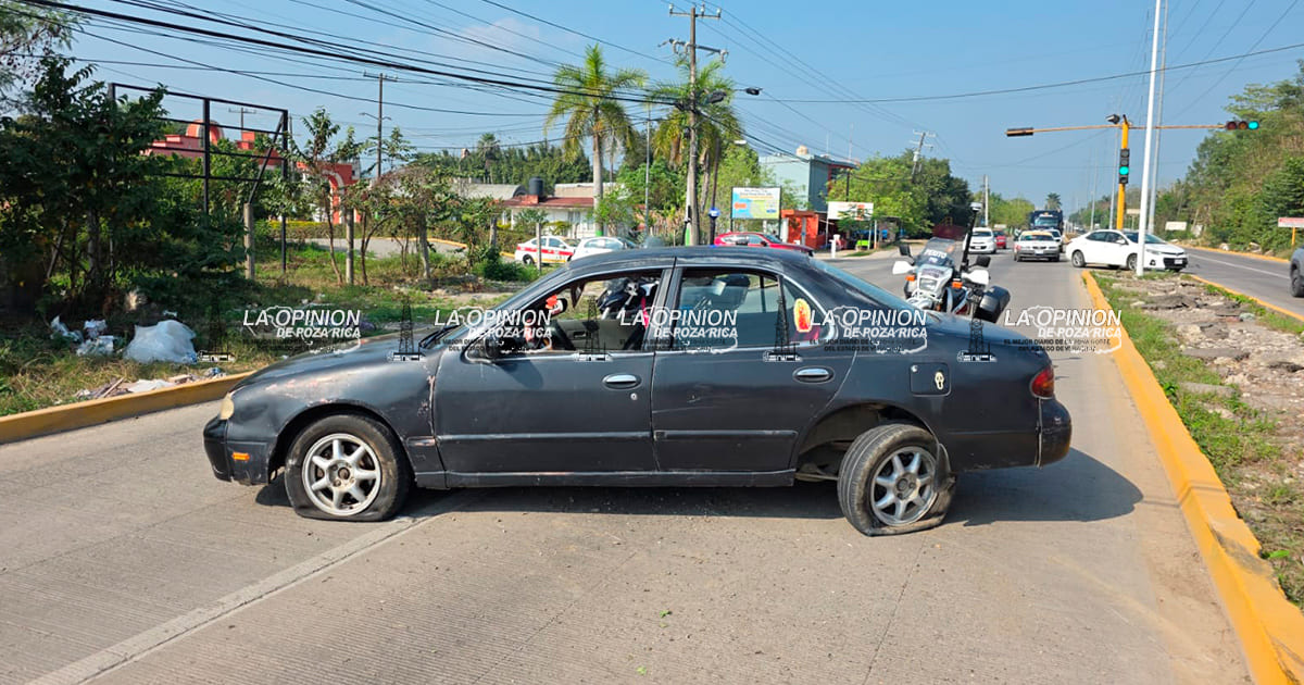 Se queda sin frenos y se estrella contra camellón