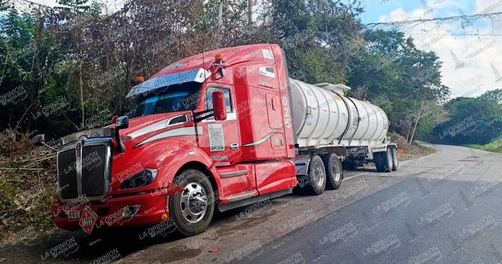Se desprende autotanque y vuelca Se desprende autotanque y vuelca