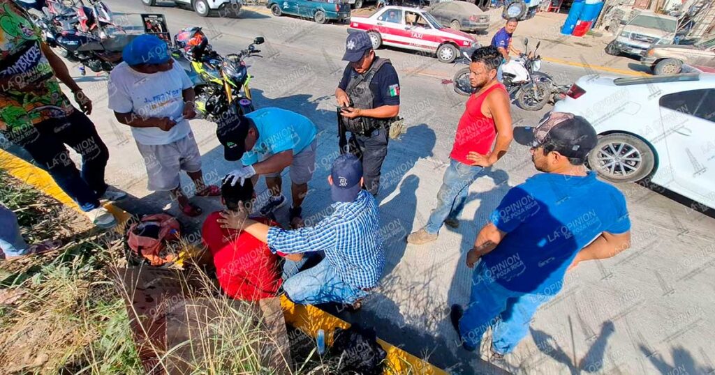 Motociclista casi se mata; choca contra automóvil Motociclista casi se mata; choca contra automóvil
