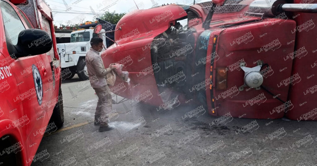 ¡TITSA provoca volcadura y derrame peligroso! ¡TITSA provoca volcadura y derrame peligroso!