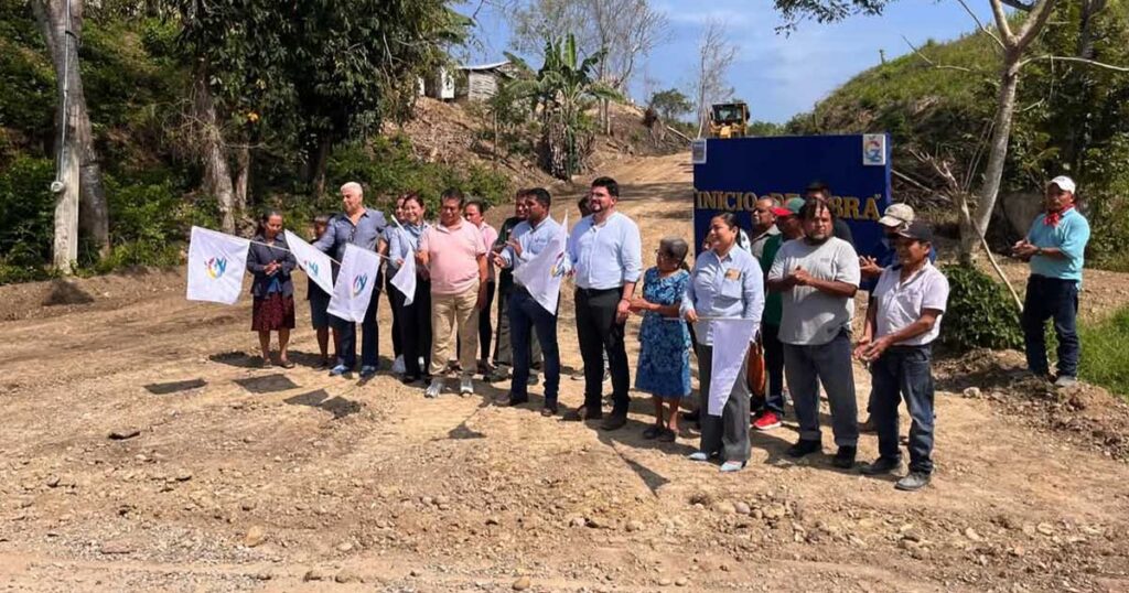 Inician obra de pavimentación en la comunidad de San Miguel de Gutiérrez Zamora Inician obra de pavimentación en la comunidad de San Miguel de Gutiérrez Zamora