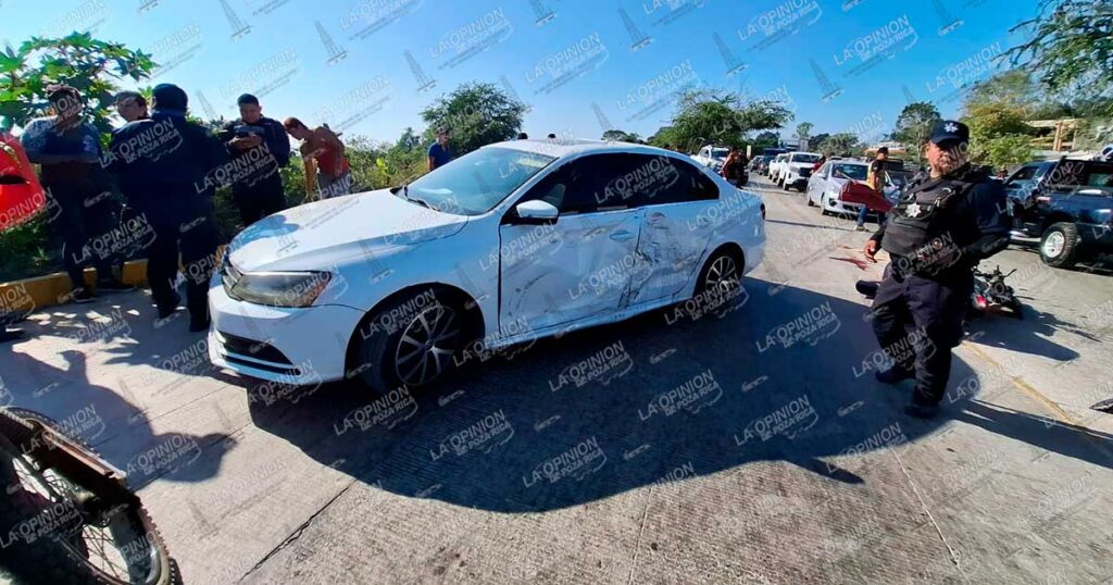 Motociclista casi se mata; choca contra automóvil Motociclista casi se mata; choca contra automóvil