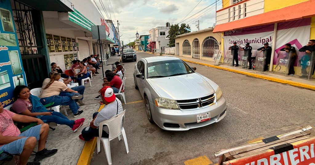Militantes del PT sitian instalaciones del OPLE