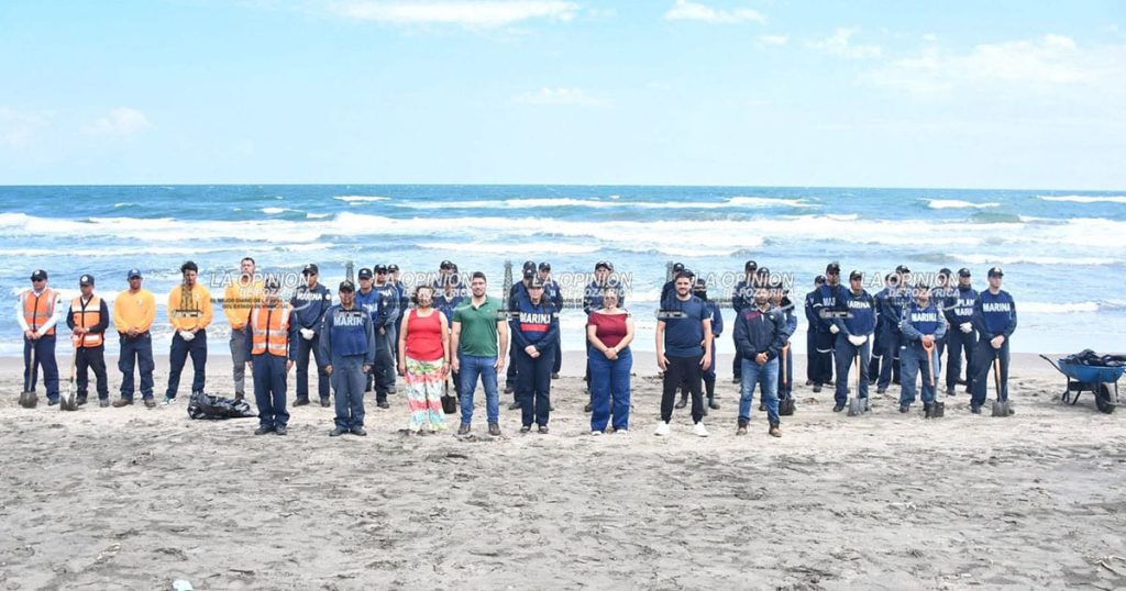 SEMAR y Ayuntamiento de Alvarado limpian playas de La Trocha y La Cava
