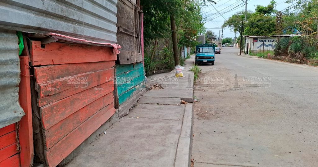 Reportan otro puente vehicular sin barandal en la Petromex
