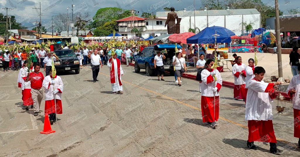 Con procesión celebran el Domingo de Ramos