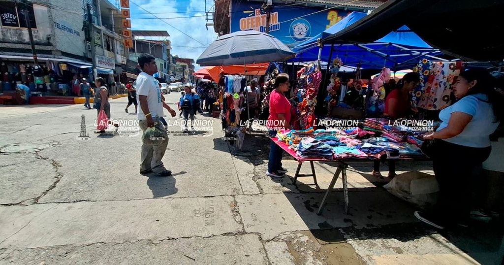 Comercio en desorden en tianguis dominical