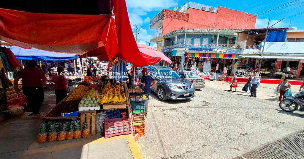 Comercio en desorden en tianguis dominical