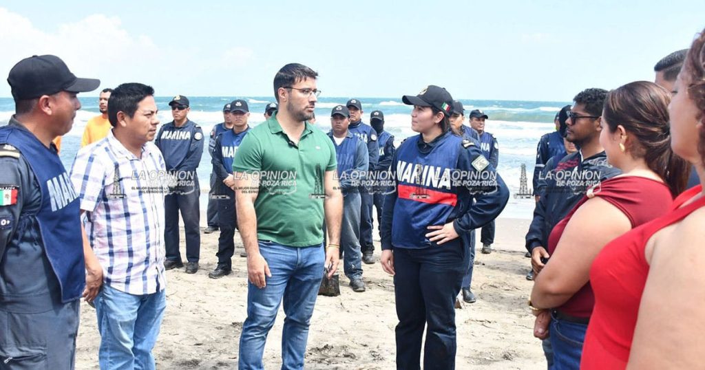 SEMAR y Ayuntamiento de Alvarado limpian playas de La Trocha y La Cava