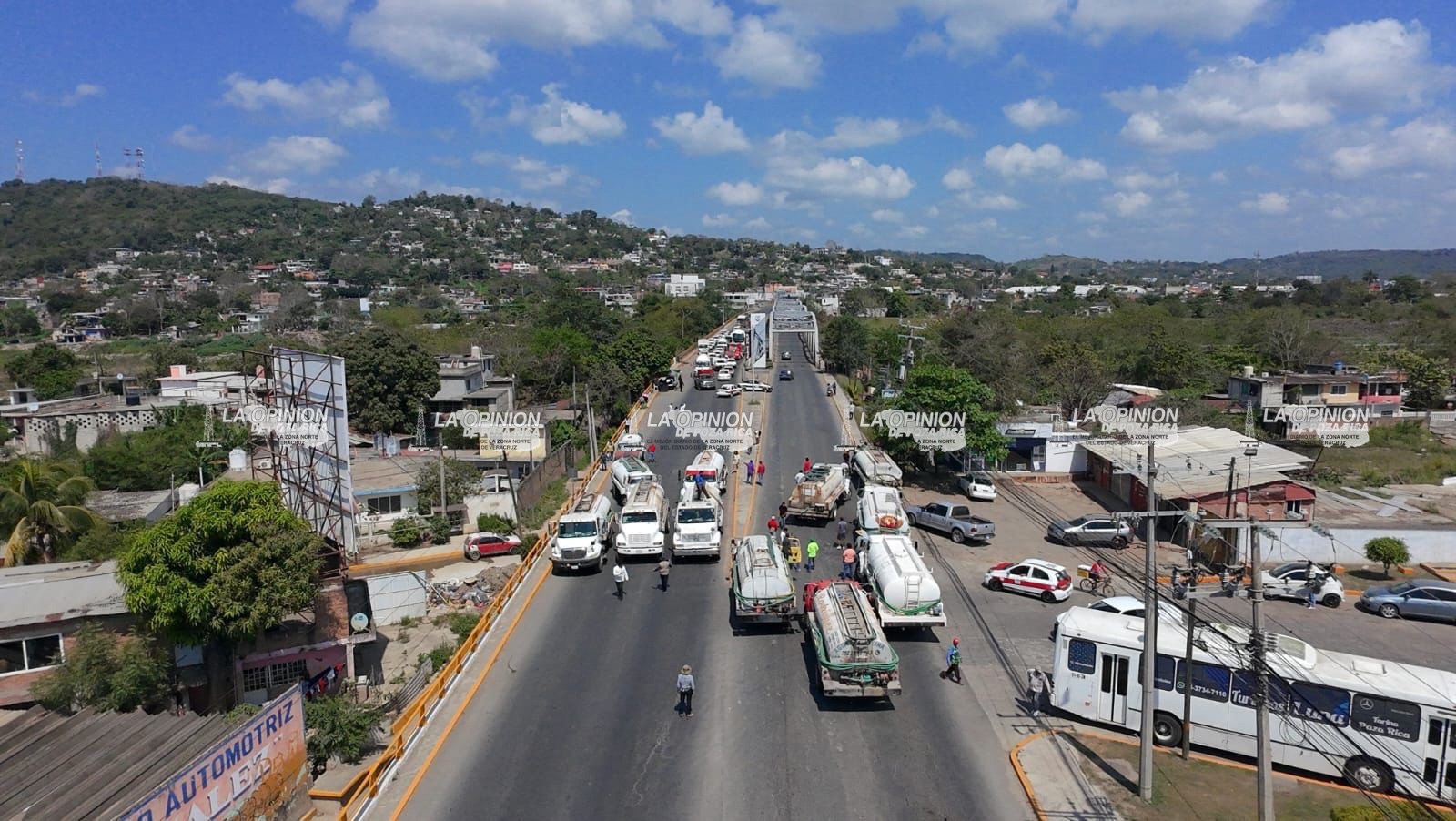 Piperos de la zona metropolitana cierran accesos a Poza Rica