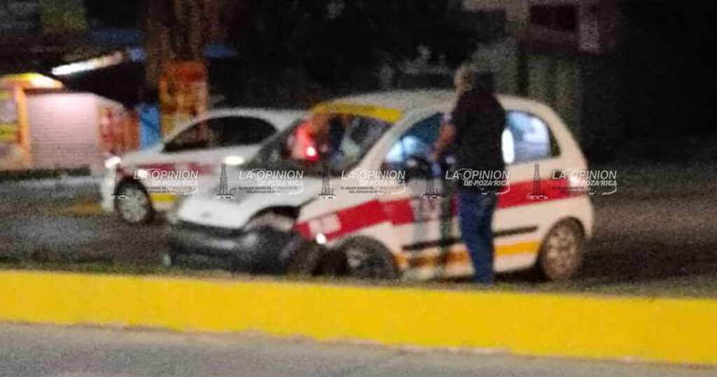 Se dio con todo contra el camellón Se dio con todo contra el camellón