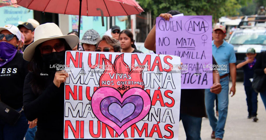 Mecapalapa no puede vivir con miedo: pobladores Venden enseres entregados a damnificados por inundación del 10 de octubre A través de redes sociales comenzó a circular la venta de enseres domésticos presuntamente entregados por el Gobierno Federal a familias afectadas por la inundación registrada el pasado 10 de octubre. A dos días que iniciara la entrega de los mismos , por parte de la Delegación del Bienestar . En una publicación realizada en grupos de ventas en la red social Facebook, un usuario ofertó una estufa nueva que va desde $3 mil 200 y $3 mil 400 pesos, indicando que podía recogerse en la colonia Morelos, sector afectado por la inundación . En la fotografía compartida se observa el producto aún en su empaque original, identificado como parte de un paquete de enseres domésticos. La situación generó polémica entre internautas, quienes señalaron que estos apoyos fueron destinados exclusivamente a personas damnificadas que perdieron parte de su patrimonio tras el desbordamiento del río. Algunos usuarios criticaron la reventa de artículos como estufas y refrigeradores, mientras que otros defendieron que las familias beneficiadas son libres de disponer de los bienes recibidos. Cabe recordar que los enseres básicos como refrigeradores, estufas, colchones y ventiladores, fueron con el objetivo de apoyar en la recuperación de los hogares afectados por la inundación. Hasta el momento, ninguna autoridad ha emitido postura oficial respecto a la presunta comercialización de estos artículos. La situación ha abierto el debate en redes sociales sobre el uso y destino de los apoyos otorgados en situaciones de emergencia.