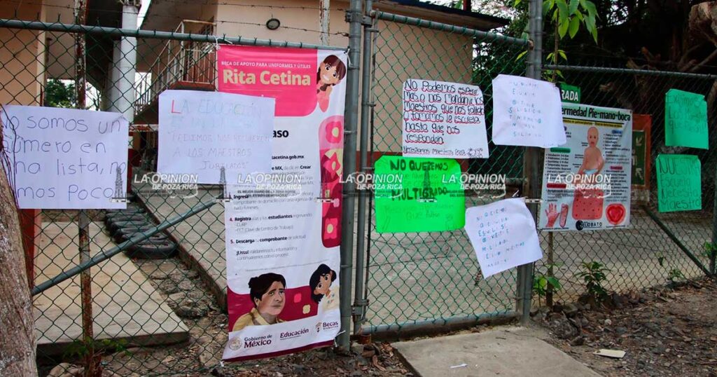 Toman primaria Óscar Torres Pancardo por falta de maestros Toman primaria Óscar Torres Pancardo por falta de maestros