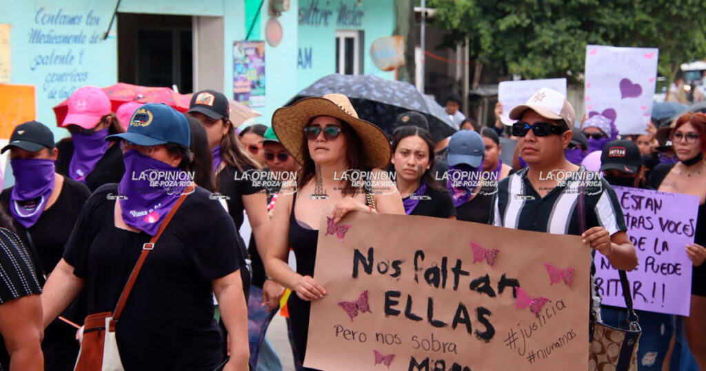 Mecapalapa no puede vivir con miedo: pobladores Venden enseres entregados a damnificados por inundación del 10 de octubre A través de redes sociales comenzó a circular la venta de enseres domésticos presuntamente entregados por el Gobierno Federal a familias afectadas por la inundación registrada el pasado 10 de octubre. A dos días que iniciara la entrega de los mismos , por parte de la Delegación del Bienestar . En una publicación realizada en grupos de ventas en la red social Facebook, un usuario ofertó una estufa nueva que va desde $3 mil 200 y $3 mil 400 pesos, indicando que podía recogerse en la colonia Morelos, sector afectado por la inundación . En la fotografía compartida se observa el producto aún en su empaque original, identificado como parte de un paquete de enseres domésticos. La situación generó polémica entre internautas, quienes señalaron que estos apoyos fueron destinados exclusivamente a personas damnificadas que perdieron parte de su patrimonio tras el desbordamiento del río. Algunos usuarios criticaron la reventa de artículos como estufas y refrigeradores, mientras que otros defendieron que las familias beneficiadas son libres de disponer de los bienes recibidos. Cabe recordar que los enseres básicos como refrigeradores, estufas, colchones y ventiladores, fueron con el objetivo de apoyar en la recuperación de los hogares afectados por la inundación. Hasta el momento, ninguna autoridad ha emitido postura oficial respecto a la presunta comercialización de estos artículos. La situación ha abierto el debate en redes sociales sobre el uso y destino de los apoyos otorgados en situaciones de emergencia.