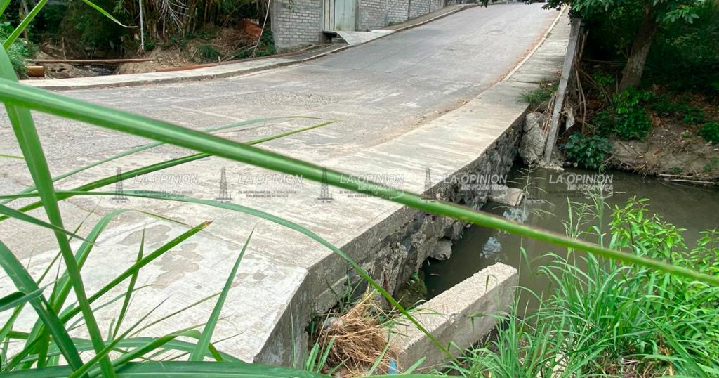 Claman por barandales en puente vehicular de la Petromex