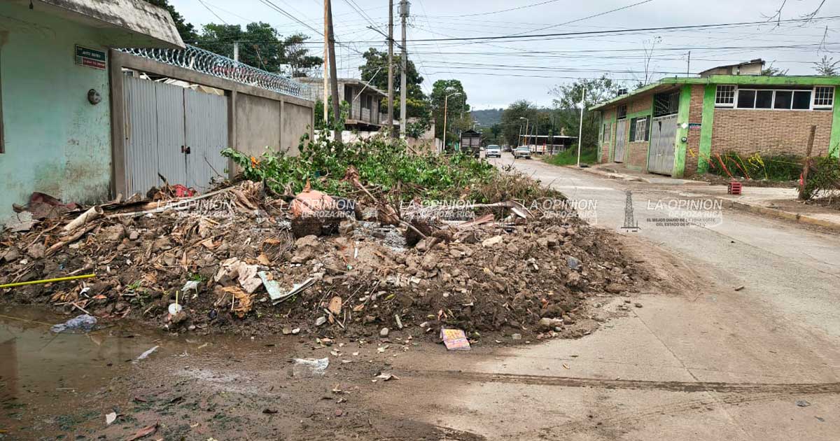 Brigadas de SIOP olvidan escombros en las calles Brigadas de SIOP olvidan escombros en las calles