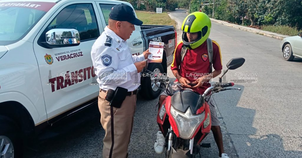 Concientiza Tránsito del Estado a motociclistas para uso del casco protector Concientiza Tránsito del Estado a motociclistas para uso del casco protector