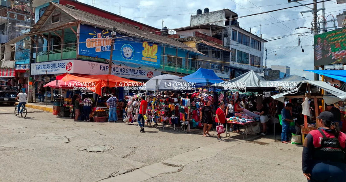Comercio en desorden en tianguis dominical