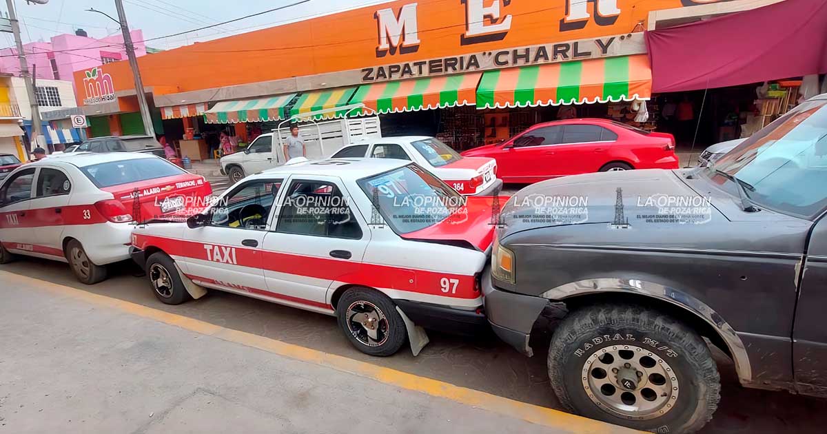 Choque múltiple: camioneta daña tres taxis; un lesionado Choque múltiple: camioneta daña tres taxis; un lesionado