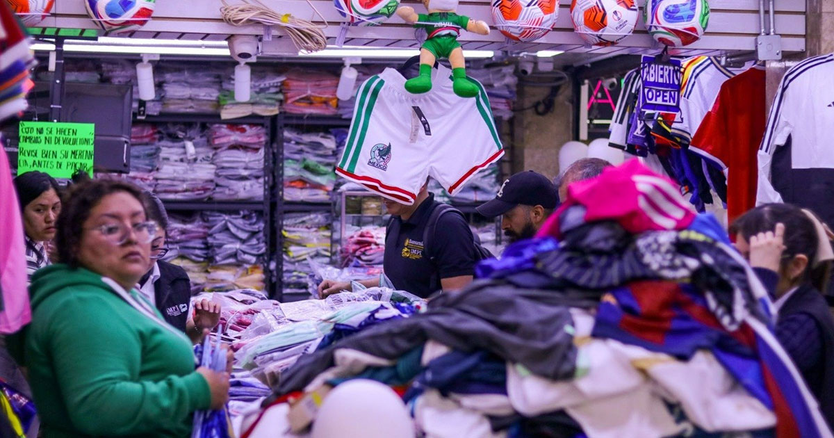 Decomisan miles de playeras "piratas" en Tepito previo al Mundial Decomisan miles de playeras "piratas" en Tepito previo al Mundial