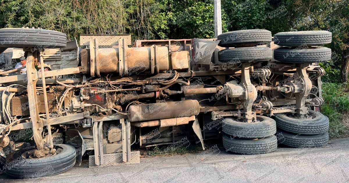 Vuelca volteo en Palma Sola Vuelca volteo en Palma Sola