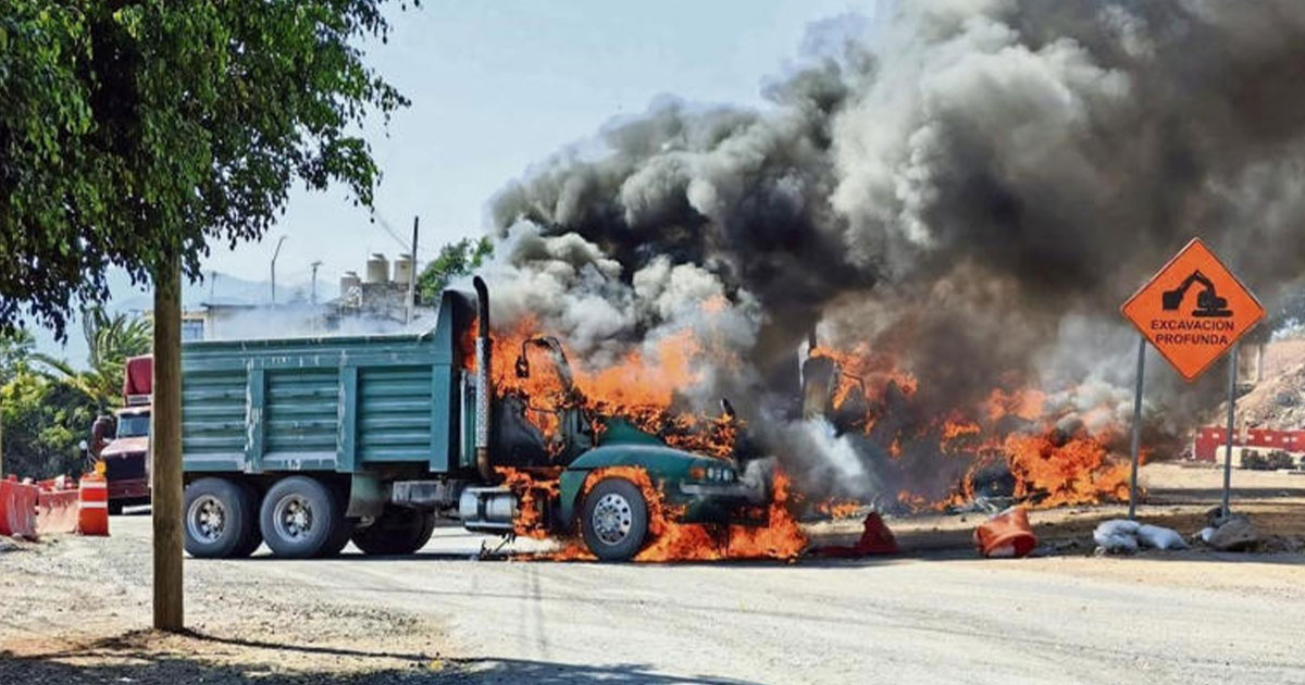 Liberan a 11 policías vinculados a narcobloqueos en Michoacán Liberan a 11 policías vinculados a narcobloqueos en Michoacán