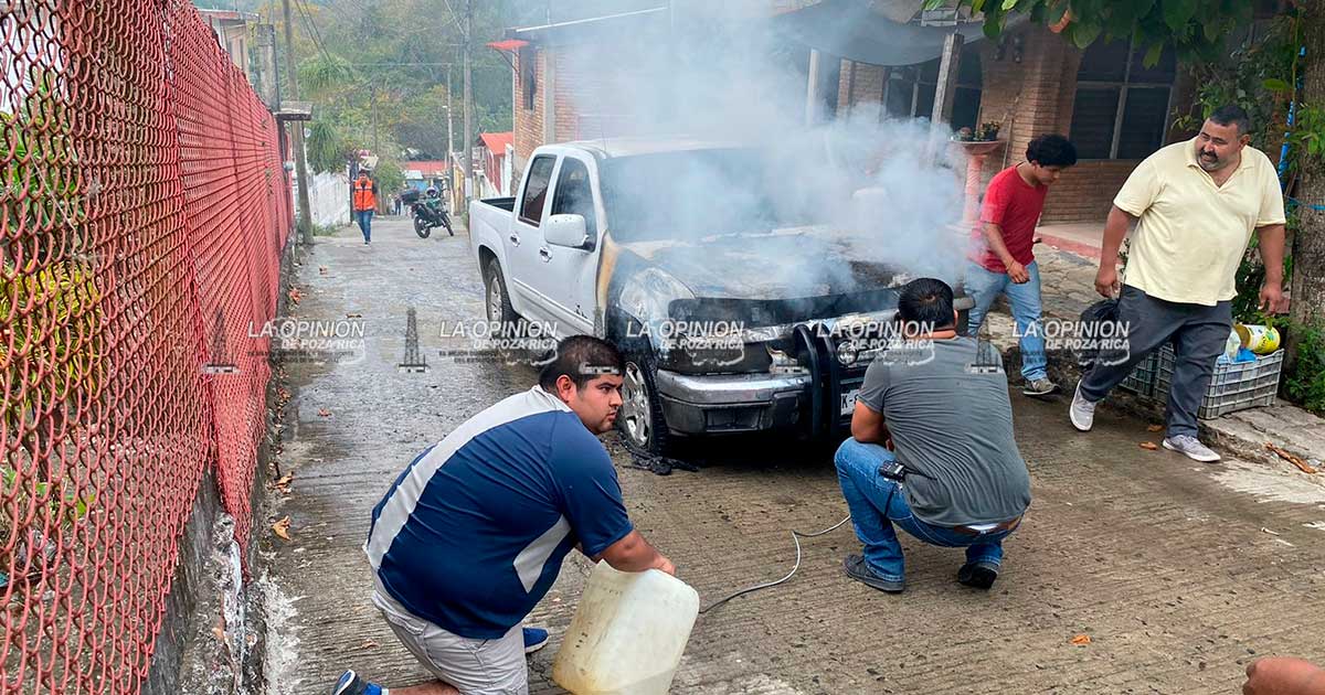 Sofocan el incendio de una camioneta en Cerro Azul Sofocan el incendio de una camioneta en Cerro Azul