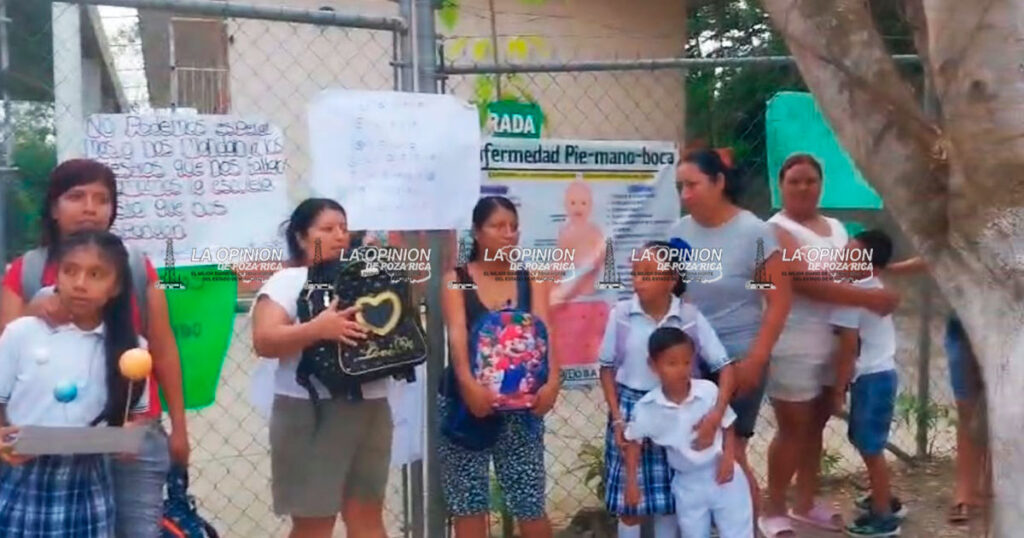Toman primaria Óscar Torres Pancardo por falta de maestros Toman primaria Óscar Torres Pancardo por falta de maestros
