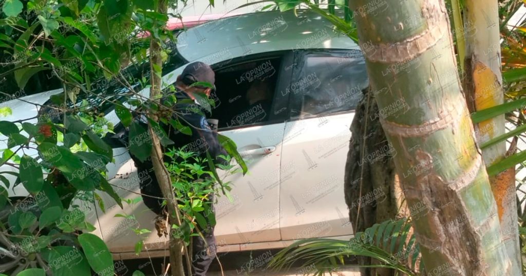 EJECUTAN A JOVEN AL INTERIOR DE UN VEHÍCULO EN POZA RICA EJECUTAN A JOVEN AL INTERIOR DE UN VEHÍCULO EN POZA RICA