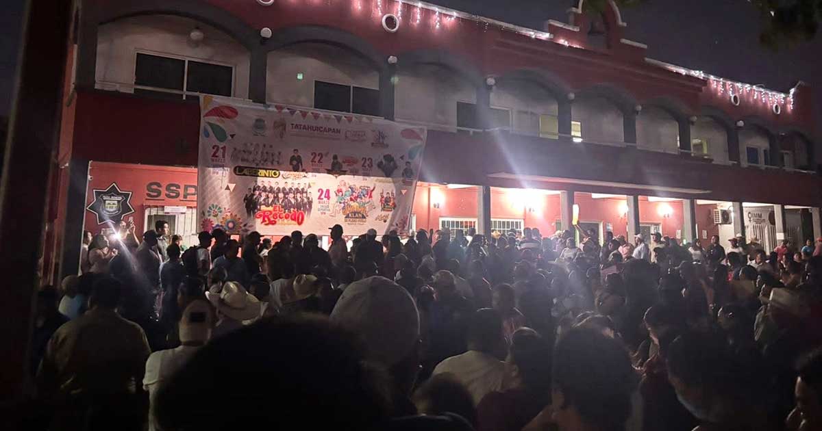 Empleados municipales atienden a ciudadanos en el parque tras toma de Palacio Empleados municipales atienden a ciudadanos en el parque tras toma de Palacio