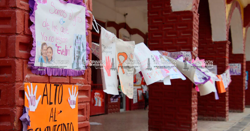 Mecapalapa no puede vivir con miedo: pobladores Venden enseres entregados a damnificados por inundación del 10 de octubre A través de redes sociales comenzó a circular la venta de enseres domésticos presuntamente entregados por el Gobierno Federal a familias afectadas por la inundación registrada el pasado 10 de octubre. A dos días que iniciara la entrega de los mismos , por parte de la Delegación del Bienestar . En una publicación realizada en grupos de ventas en la red social Facebook, un usuario ofertó una estufa nueva que va desde $3 mil 200 y $3 mil 400 pesos, indicando que podía recogerse en la colonia Morelos, sector afectado por la inundación . En la fotografía compartida se observa el producto aún en su empaque original, identificado como parte de un paquete de enseres domésticos. La situación generó polémica entre internautas, quienes señalaron que estos apoyos fueron destinados exclusivamente a personas damnificadas que perdieron parte de su patrimonio tras el desbordamiento del río. Algunos usuarios criticaron la reventa de artículos como estufas y refrigeradores, mientras que otros defendieron que las familias beneficiadas son libres de disponer de los bienes recibidos. Cabe recordar que los enseres básicos como refrigeradores, estufas, colchones y ventiladores, fueron con el objetivo de apoyar en la recuperación de los hogares afectados por la inundación. Hasta el momento, ninguna autoridad ha emitido postura oficial respecto a la presunta comercialización de estos artículos. La situación ha abierto el debate en redes sociales sobre el uso y destino de los apoyos otorgados en situaciones de emergencia.