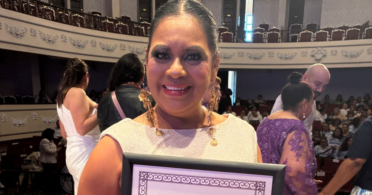 La veracruzana conocida como “La Voz de Oro” recibe reconocimiento del Día de la Mujer La veracruzana conocida como “La Voz de Oro” recibe reconocimiento del Día de la Mujer