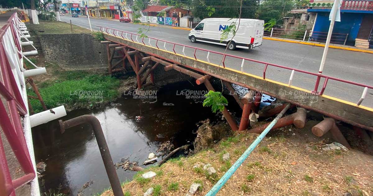 ¡Que cochinero! Hidrocarburo contamina el arroyo El Huéleque ¡Que cochinero! Hidrocarburo contamina el arroyo El Huéleque