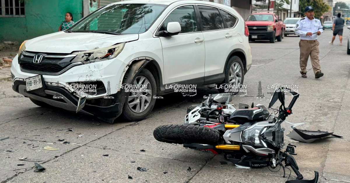 Camioneta contra moto deja un lesionado Camioneta contra moto deja un lesionado