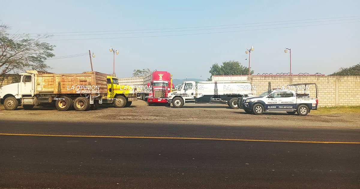 Transportistas bloquean el acceso a una juguera Transportistas bloquean el acceso a una juguera
