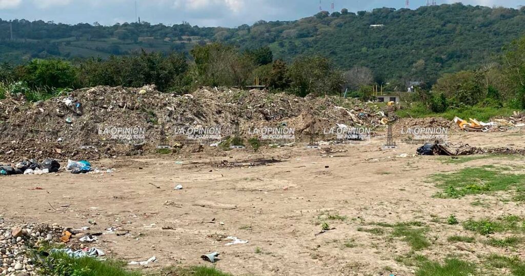 Regidora de Ecología ignora a afectados por escombros que contaminan Regidora de Ecología ignora a afectados por escombros que contaminan