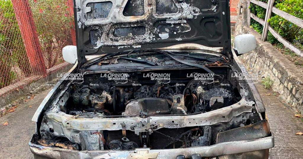 Sofocan el incendio de una camioneta en Cerro Azul Sofocan el incendio de una camioneta en Cerro Azul
