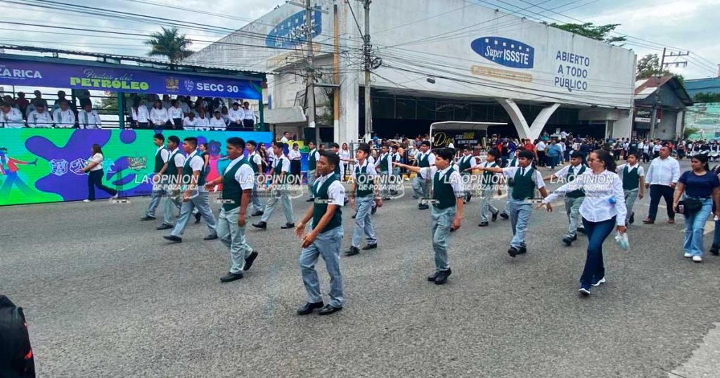 Participan casi 6 mil personas en el desfile matutino del 18 de marzo Participan casi 6 mil personas en el desfile matutino del 18 de marzo