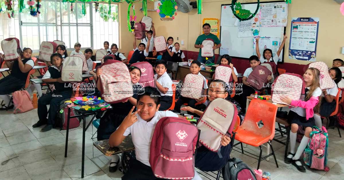 Reciben mochilas alumnos de la primaria Sor Juana Inés de la Cruz Reciben mochilas alumnos de la primaria Sor Juana Inés de la Cruz