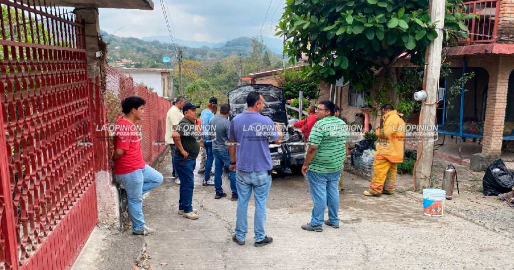 Sofocan el incendio de una camioneta en Cerro Azul Sofocan el incendio de una camioneta en Cerro Azul