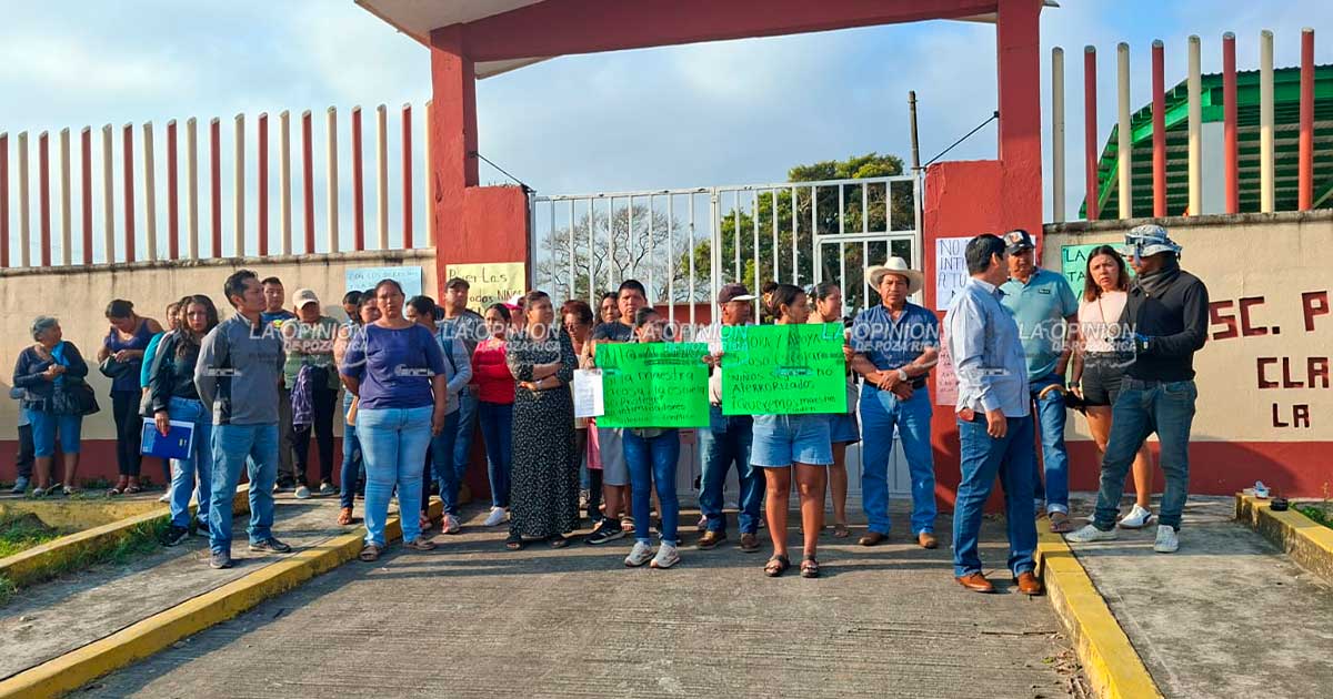 Padres de familia bloquean carretera federal 180 por problemas en primaria de La Guadalupe Padres de familia bloquean carretera federal 180 por problemas en primaria de La Guadalupe
