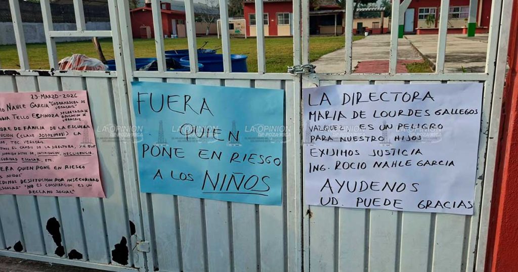Padres de familia bloquean carretera federal 180 por problemas en primaria de La Guadalupe Padres de familia bloquean carretera federal 180 por problemas en primaria de La Guadalupe