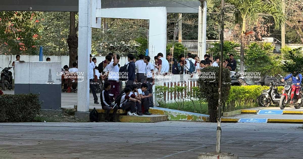 Retienen a estudiantes por no cortarse el pelo Retienen a estudiantes por no cortarse en pelo