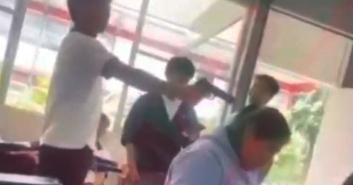 ALUMNO METE PISTOLA A CBTIS ALUMNO METE PISTOLA A CBTIS