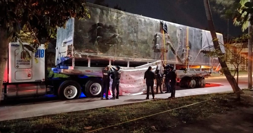 Trailer choca caseta y es detenido balazos Trailer choca caseta y es detenido balazos