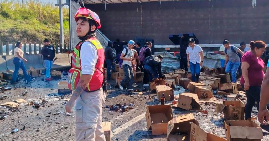 Vuelca tráiler cervecero y saquean carga Vuelca tráiler cervecero y saquean carga