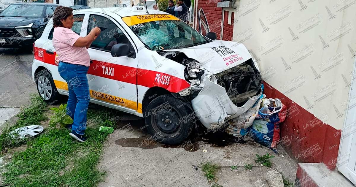 Taxi termina incrustado en una vivienda Taxi termina incrustado en una vivienda